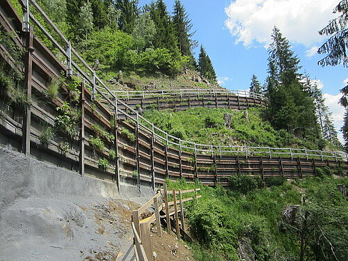Bild von alten Schienen im Einsatz von Hangsicherungen in den Bergen.